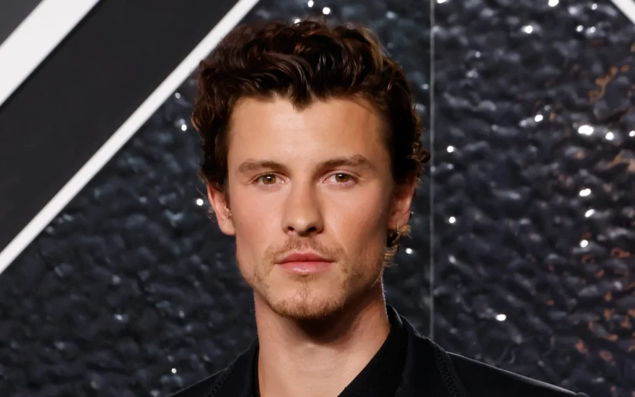 Shawn Mendes’ Beachwear Style: Relaxed Summer Vibes for Guys